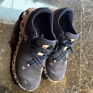 On Running Woman’s Navy and White Cloud-Style Athletic Shoes